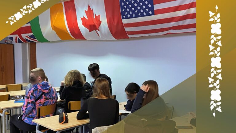 młodzież siedzi w szkolnych ławkach