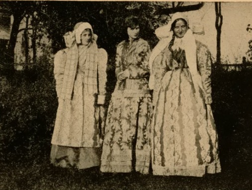 Kobiety w strojach ludowych z początków XX w. z Pilszcz/Pilszcz