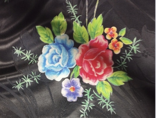 motyw kawitowy malowany. ukiet róż na czarnym, atłasowym tle