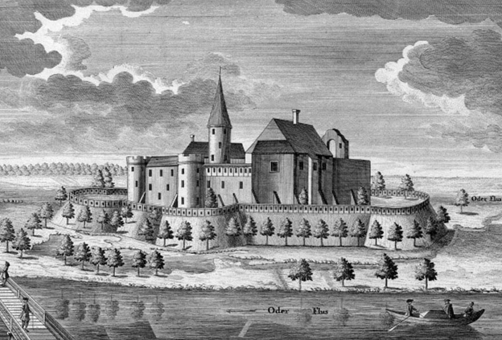 rycina zamku piastowskiego na opolskim Ostrówku. Rycina przedstawia budowlę z dwoma wieżami, murami obronnymi, a wokół nich drzewa. Rycina jest czarnobiała.