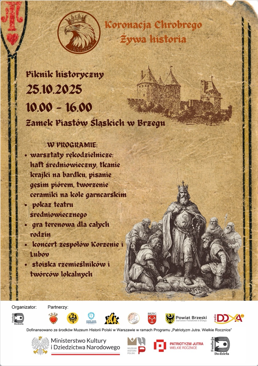 Plakat informujący o pikniku historycznym »Koronacja Chrobrego. Żywa historia«. Wydarzenie odbędzie się 25 października 2025 roku w godzinach 10:00–16:00 na Zamku Piastów Śląskich w Brzegu. Na plakacie widoczne są stylizowane średniowieczne ilustracje: zamek oraz scena koronacji władcy. Program obejmuje warsztaty rękodzielnicze (haft średniowieczny, tkanie krajki, pisanie gęsim piórem, ceramika na kole garncarskim), pokaz teatru średniowiecznego, grę terenową dla całych rodzin, koncert zespołów Korzenie i Lubov oraz stoiska rzemieślników i twórców lokalnych. Na dole plakatu znajdują się logotypy organizatora, partnerów oraz informacja o dofinansowaniu ze środków Muzeum Historii Polski w Warszawie w ramach programu »Patriotyzm Jutra. Wielkie Rocznice«