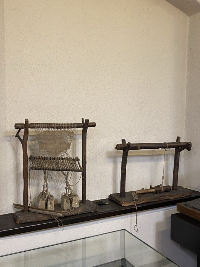 krosna wczesnośredniiweicznwe - minatury z izby regionalnej w Namysłowei