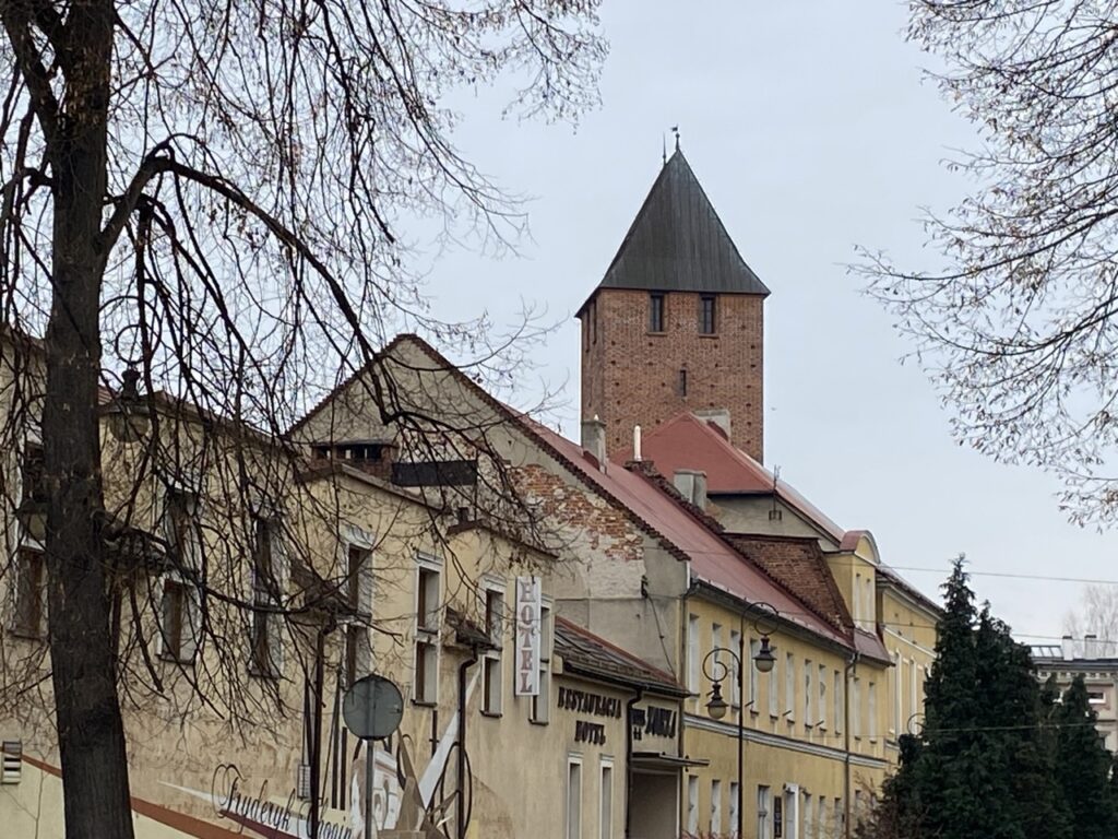 zabytkowe kamienice, a w ich tle wiedza miasta