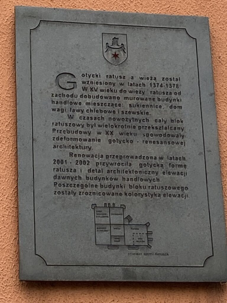 tablica informacyjna zamieszczona na elewacji budynku