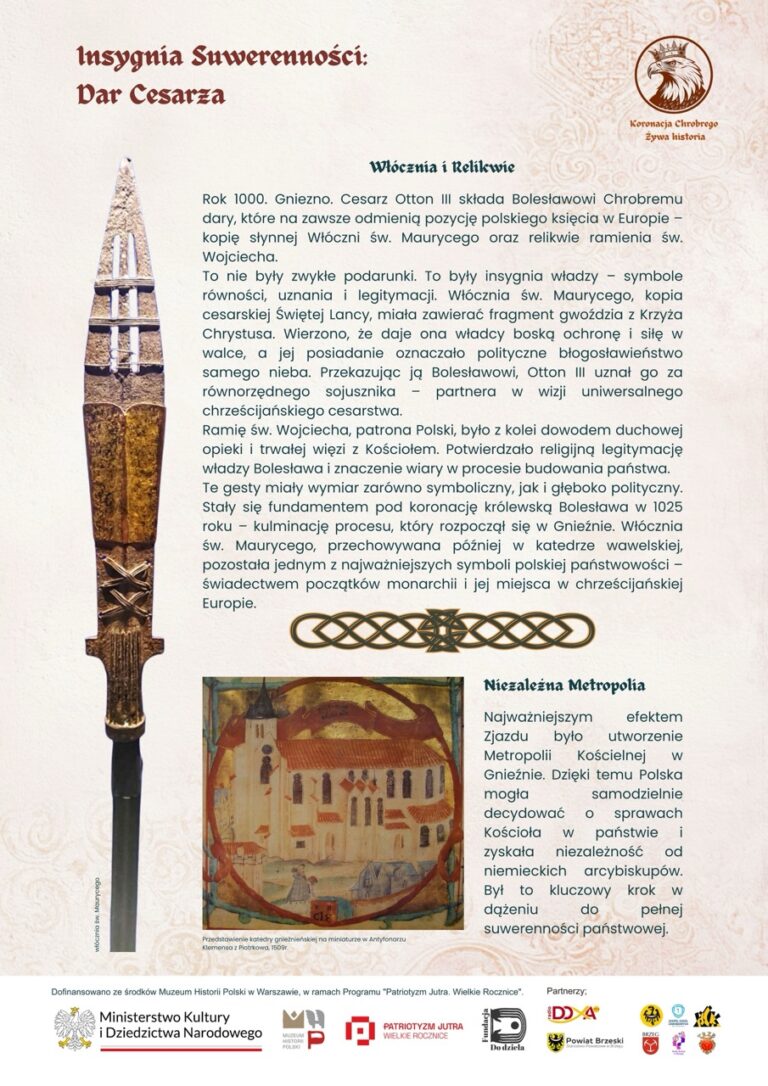 Plansza ukazuje znaczenie darów cesarskich dla Bolesława Chrobrego – włóczni św. Maurycego i relikwii św. Wojciecha – jako symboli uznania i legitymizacji władzy.