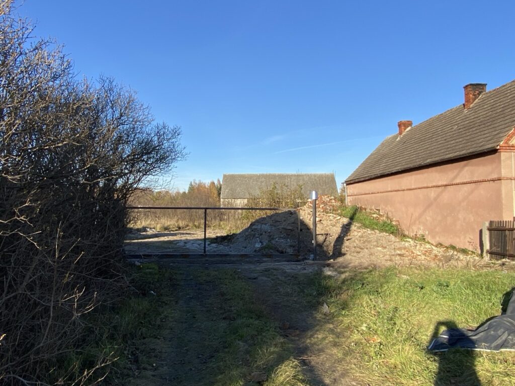 fragment bramy wjazdowej w budowie