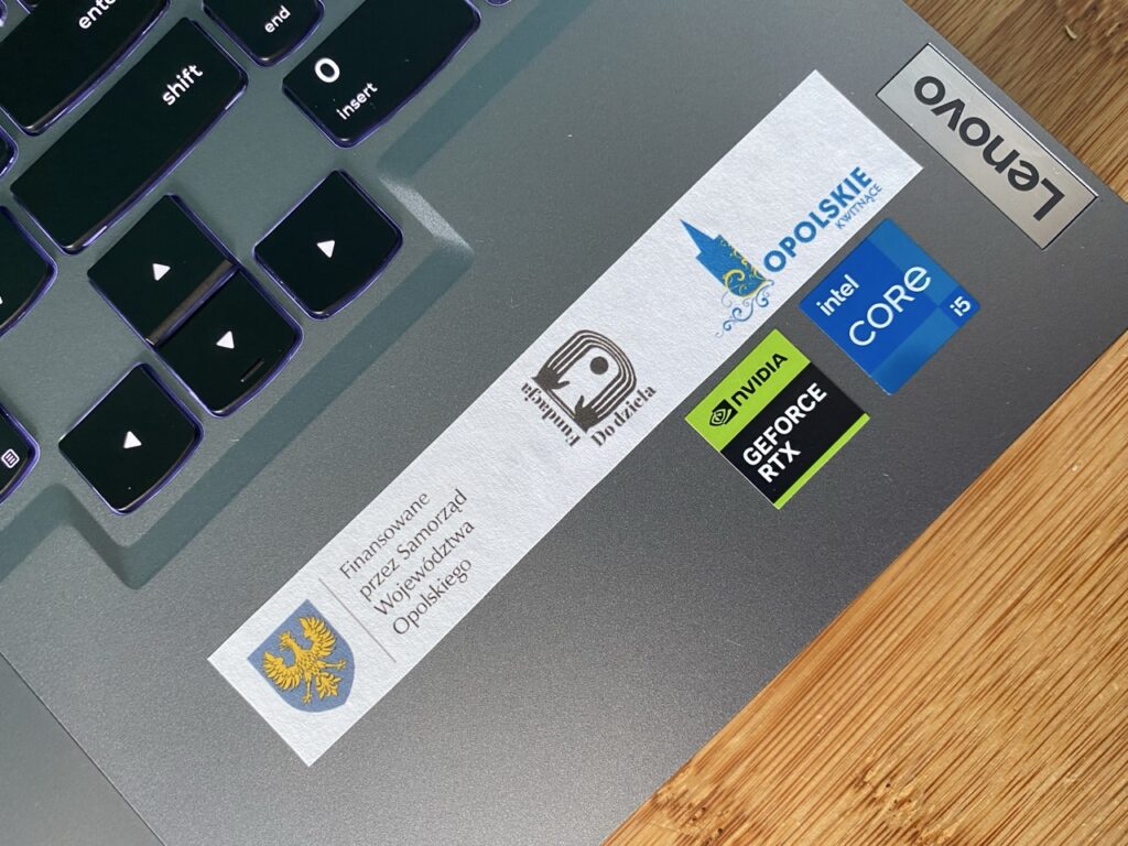 freagment klawiatury laptopa z naklejonym paskiem logotypów Urzędu Marszałkowskiego Województwa Opolskiego