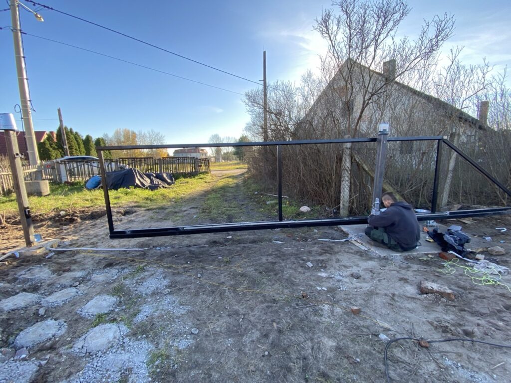 rama bramy wjazdowej w budowie