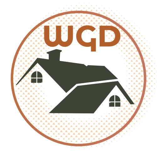 schematycznie narysowane dwa dachy z okienkiem u szczytu wpisane w okrąg, a nad nimi duże listery WGD