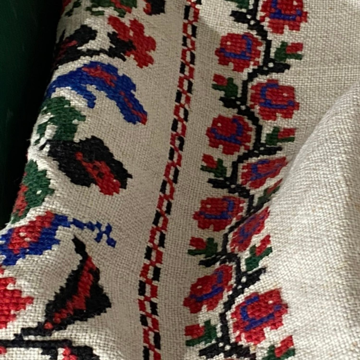 naturalna tkanina z grubym splotem oraz haftem wykonanym krzyżykami w kolorach: czerwonym, granatowym, zielonym. Wzór pochodzi z Kresów.