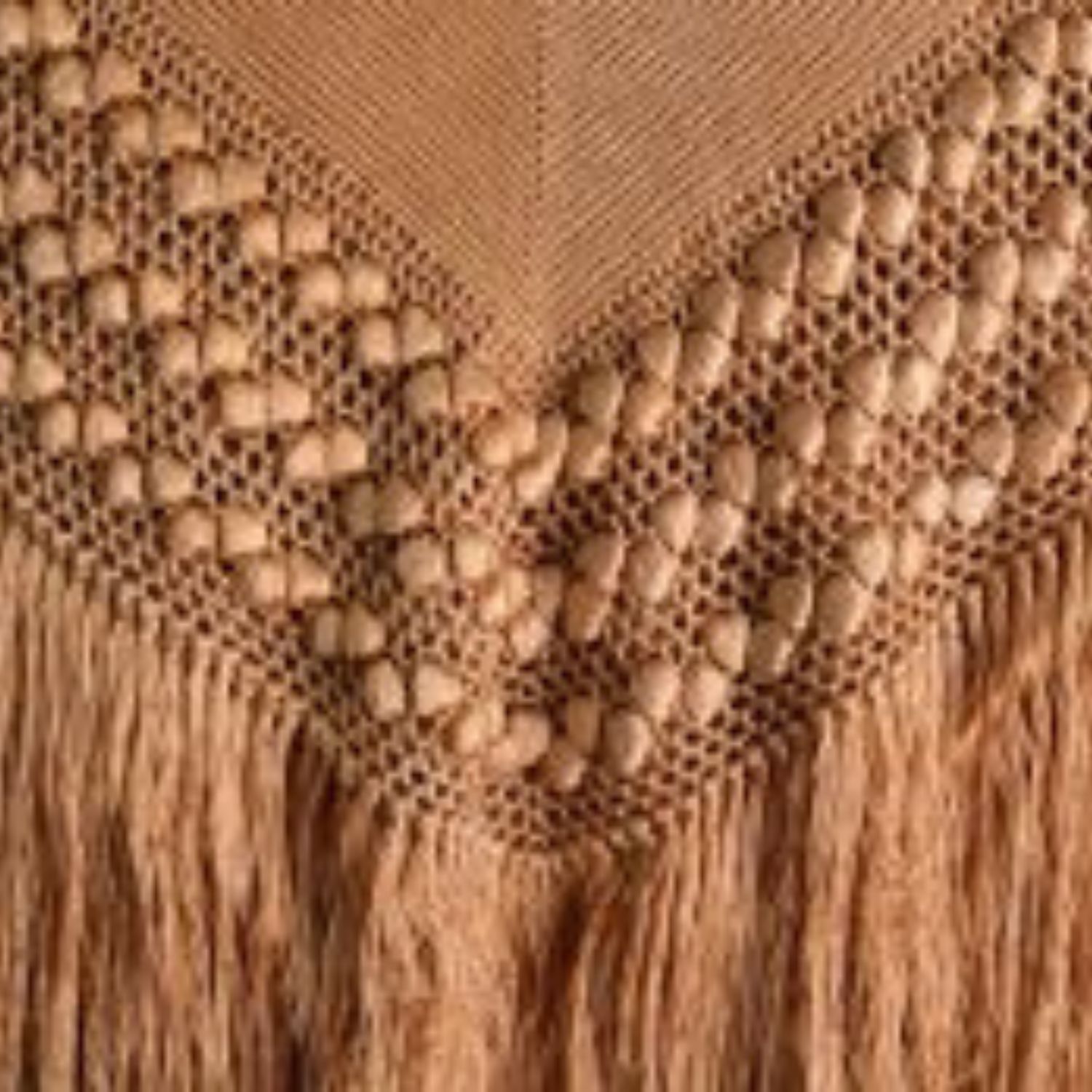 fragment chusty zrobnionej na szydełku, z dekoracyjnym pasem fantazyjnego ściegu ażurowego z długimi frędzlami w kolorze ciepłego brązu