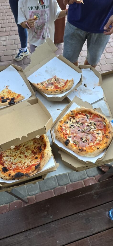 Pizza przygotowana jako poczęstunek dla mieszkańców biorących udział w społecznej akcji porządkowania i zagospodarowania terenu.