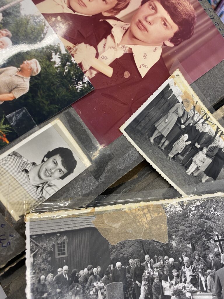 na zdjęciu qwidać rozsypane stare fotografie czarnobiałe lub kolorowe.