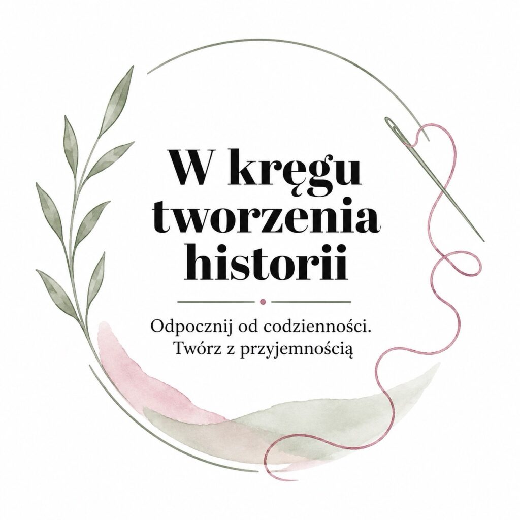 Logo projektu "W kręgu tworzenia historii" Napis w środku elegancką czarną czcionką. pod spodem podtytuł:Odpocznij od codzienności. Twórz z przyjemnością. Logo jest w kolorach pastelowego różu i zieleni. Napisy zamknięte są w owalu utworzonego z gałązki z liśćmi po lewej stronie i nici nawleczonej na igłę z prawej