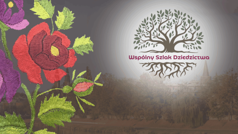 baner dekoracyjny. Fragment haftu ludowego na czarnym fartuszku - róże w kolorach czerwonym, bordowym i fioletowym z zielonymi listkami i gałazką. po prawej stronie logo projektu w formie drzewa z rozłożystą koroną i równie rozłożystymi korzeniami. Pomiędzy nimi jest napis: Wspólny Szlak Dziedzictwa, a w tle jest panoram opolskiego odcinka odry z katedrą i wieżą piastowską w tle.
